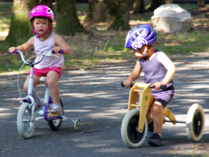 enfants qui font du vélo